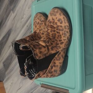 Stevie's Leopard zipper ankle Booties size 2